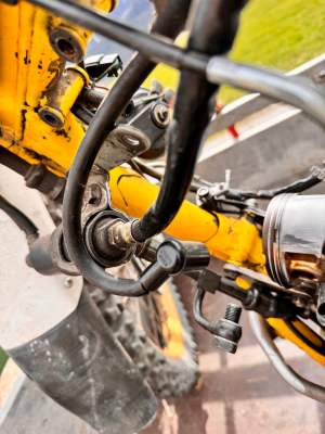 öl dingsda 1.png (1.17 MiB) 4538 mal betrachtet mh, vielleicht kann man doch den Schlauch am hinteren Ende abschrauben